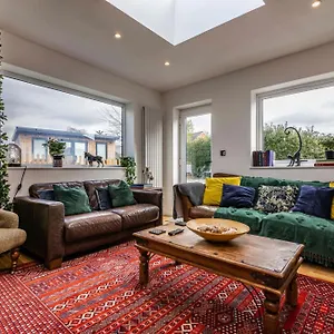 Carlton Hill House - 5 Bedroom House With Parking , Nottingham United Kingdom